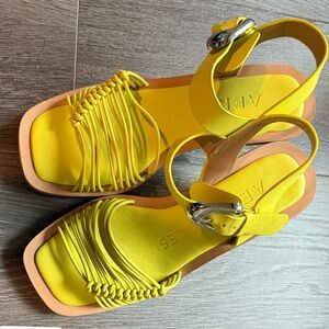 AEROSOLES Crew Green Sheen Faux Leather Macrame Sculpted Heel Sandal Size 7.5